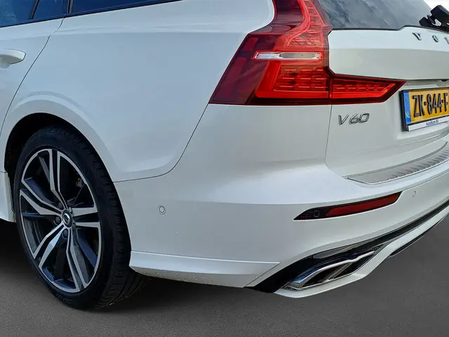 Volvo V60 2.0 T8 AWD R-Design 2019 Hybride Benzine 14