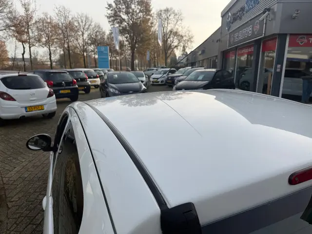 Peugeot 107 1.0 Active facelift led airco 2012 Benzine 12