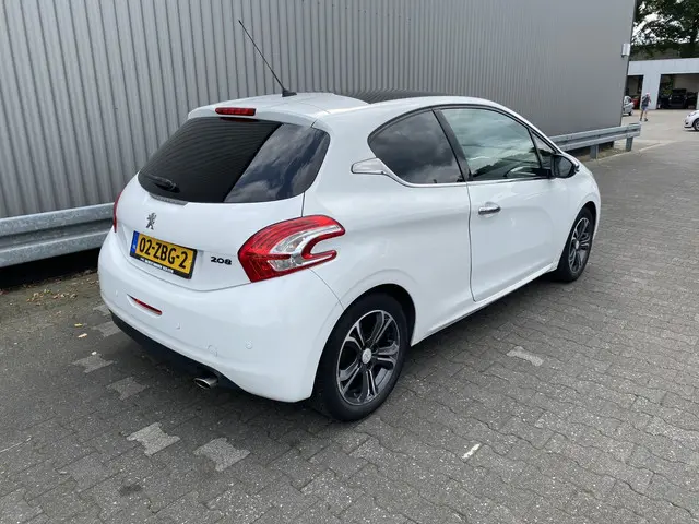 Peugeot 208 1.2 VTi Allure 2012 Benzine 2
