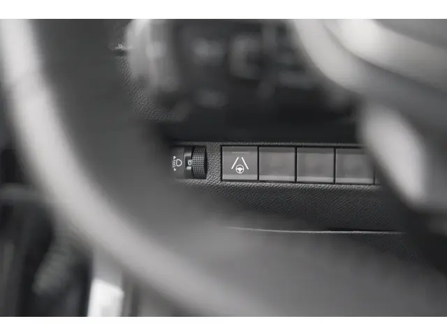 Peugeot 2008 1.2 Hybrid 145 Allure 2025 Hybride Benzine 40