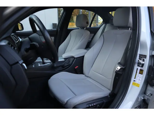 BMW 3 Serie 335i High Executive 2012 Benzine 4