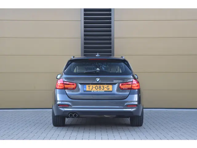 BMW 3 Serie Touring 320i Luxury Edition 2018 Benzine 6