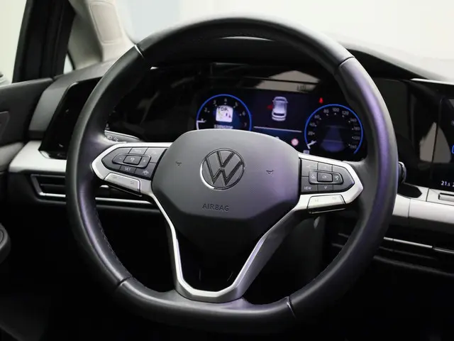 Volkswagen Golf 1.0eTSI/110PK Life DSG 2023 Benzine 32