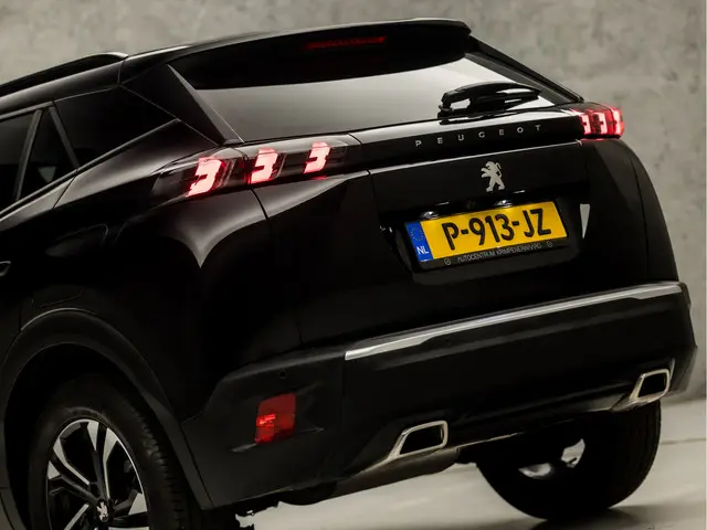 Peugeot 2008 1.2 PureTech Allure Sport 2022 Benzine 12