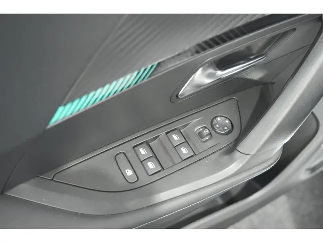 Peugeot 2008 PureTech 130 EAT8 Allure 2023 Benzine 28