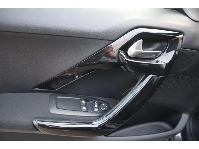 Peugeot 208 1.0 VTi Blue Lease 2013 Benzine 12