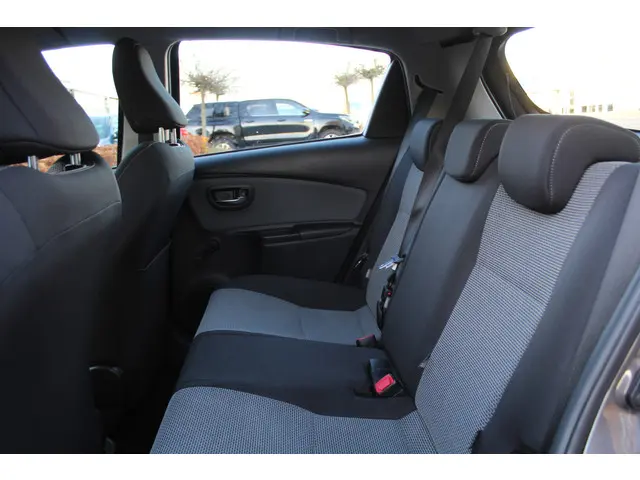 Toyota Yaris 1.5 Hybrid Trend 2015 Hybride Benzine 16