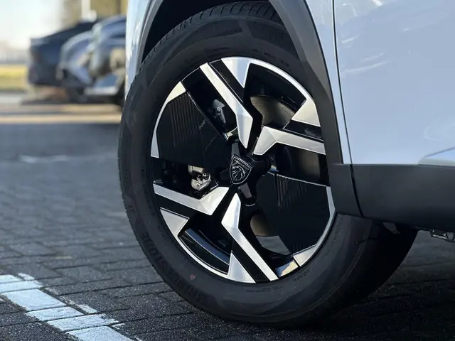 Peugeot 2008 1.2 Hybrid 145 GT 2026 Hybride Benzine 37