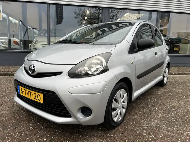 Toyota Aygo 1.0 VVT-i Now 2014 Benzine 9