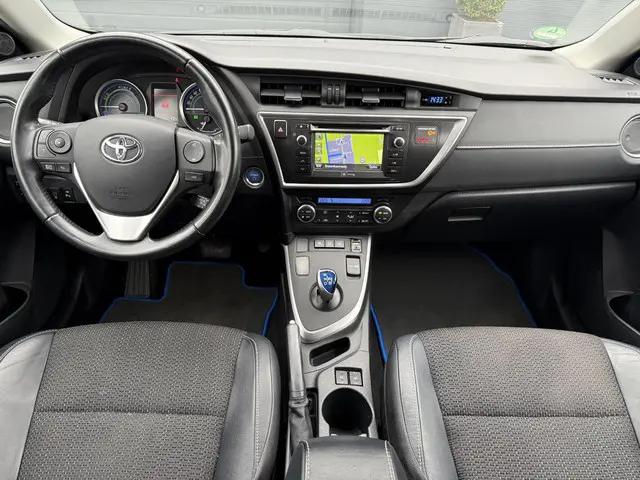 Toyota Auris 1.8 Hybrid Executive 2013 Hybride Benzine 6
