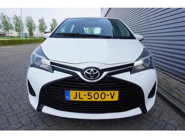 Toyota Yaris 1.3 VVT-i Now 2016 Benzine 6