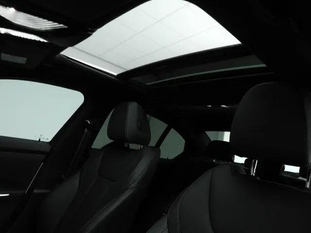 BMW 3 Serie Sedan 318i 2025 Benzine 23