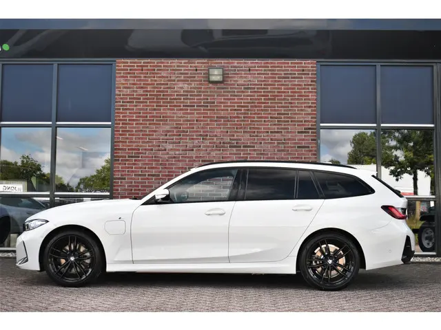 BMW 3 Serie Touring 330e M-Sport 2023 Hybride Benzine 62