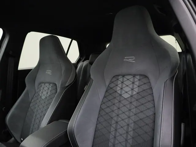 Volkswagen Golf 1.5 eTSI 130pk DSG R-Line 2024 Benzine 31