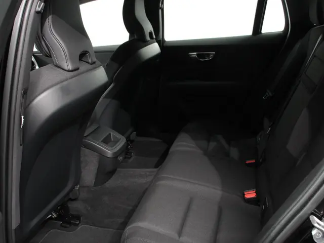 Volvo V60 2.0 B4 Momentum 2022 Benzine 23
