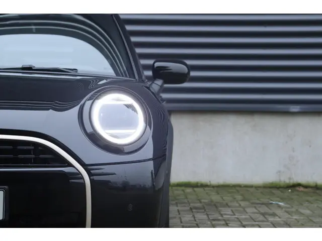 MINI 5-Deurs Cooper C 2024 Benzine 30