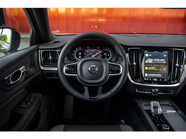 Volvo S60 2.0 B4 Ultimate Dark 2023 Benzine 4