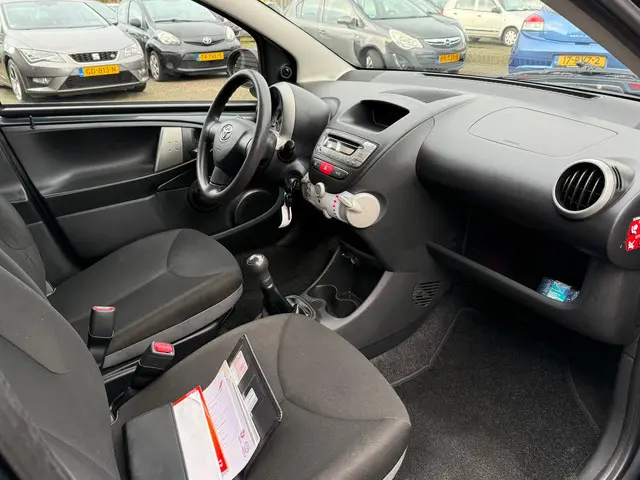 Toyota Aygo 1.0 VVT-i Now 2014 Benzine 14