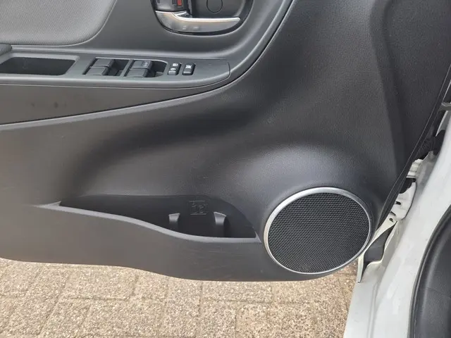 Toyota Yaris 1.5 Hybrid Dynamic 2015 Hybride Benzine 18