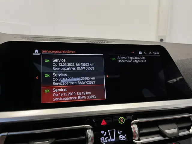 BMW 3 Serie 320i Luxury High Executive 2020 Benzine 18