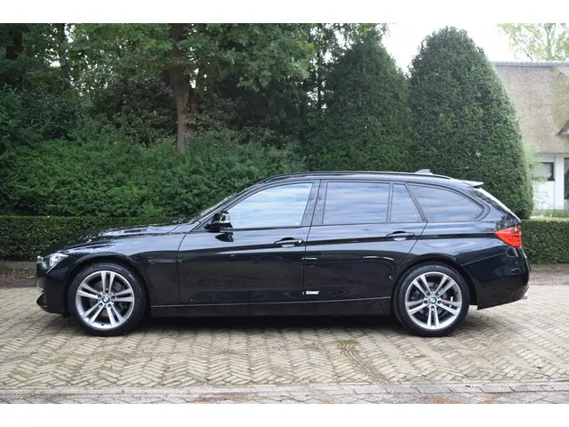 BMW 3 Serie Touring 328i High Executive 2013 Benzine 8