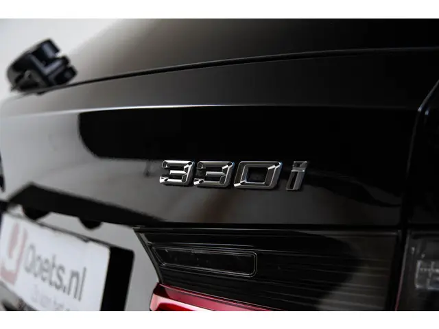 BMW 3 Serie Touring 330i 2023 Benzine 43