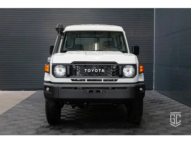 Toyota Land Cruiser GRJ78 M/T 2024 Benzine 2