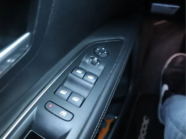 Peugeot 3008 1.2 PureTech Allure 2018 Benzine 38