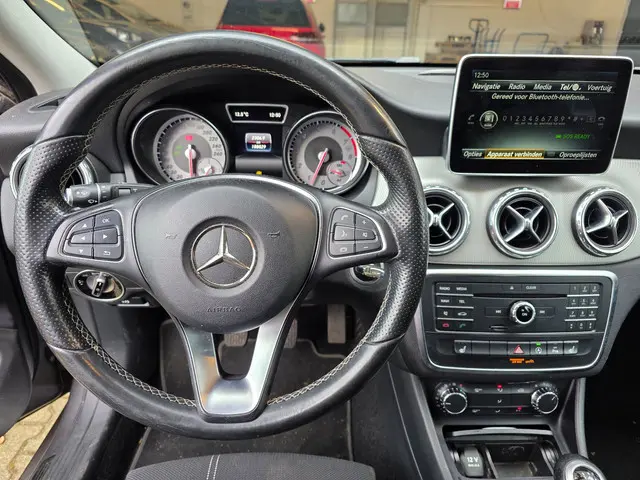 Mercedes-Benz GLA 180 Prestige 2015 Benzine 27