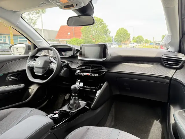 Peugeot 208 1.2 PureTech 100 Allure 2024 Benzine 12