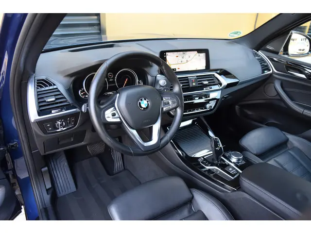 BMW X3 xDrive20i High Executive 2018 Benzine 8