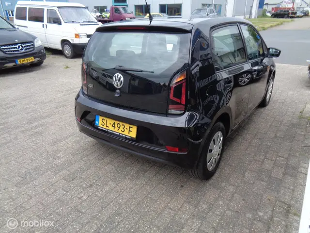 Volkswagen up! 1.0 BMT take up! 2018 Benzine 4