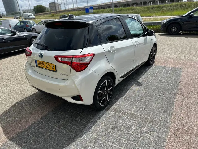 Toyota Yaris 1.5 Hybrid Bi-Tone 2018 Hybride Benzine 2