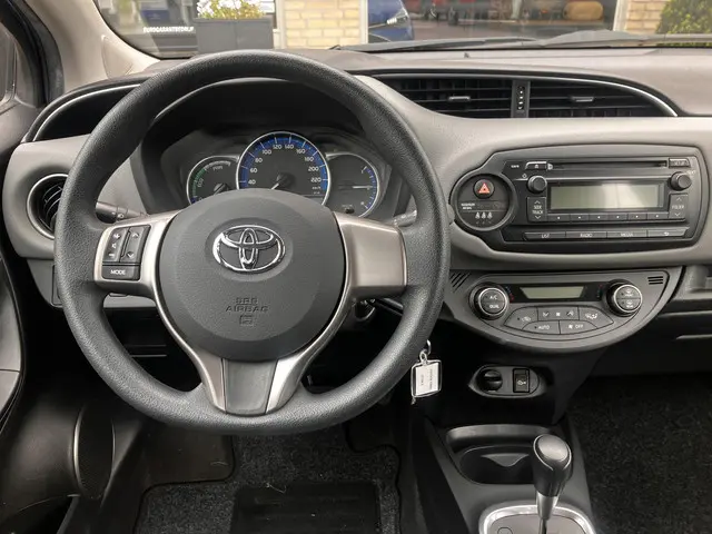 Toyota Yaris 1.5 Hybrid Now 2016 Hybride Benzine 16