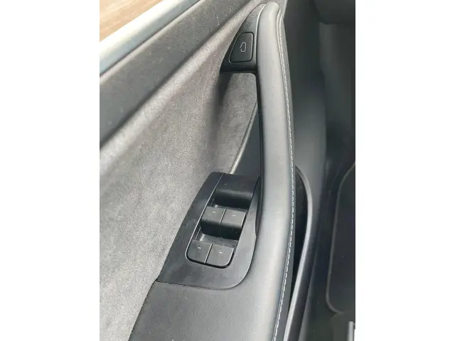 Tesla Model Y Long Range AWD 75 kWh 2022 Elektrisch 19