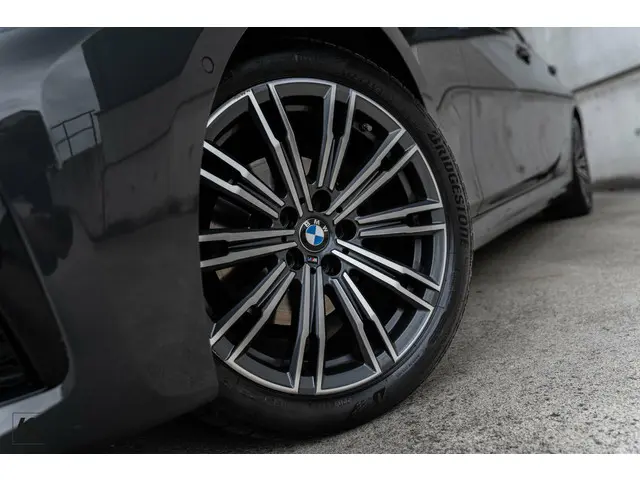 BMW 3 Serie 320i High Executive Edition 2020 Benzine 7