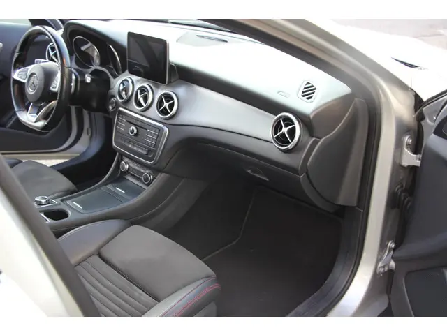 Mercedes-Benz GLA 180 Ambition AMG Line 2017 Benzine 7