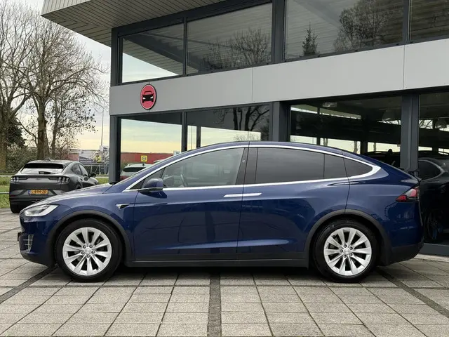 Tesla Model X 3