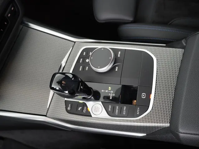 BMW 3 Serie Touring 318i Business Edition 2021 Benzine 15