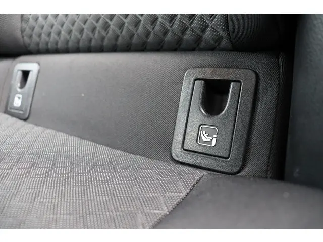 Toyota C-HR 1.8 Hybrid Dynamic, 2023 Hybride Benzine 34