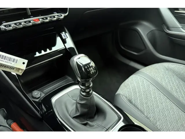 Peugeot 2008 1.2T 100pk Allure 2024 Benzine 23