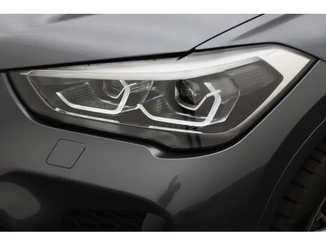 BMW X1 sDrive18i High Executive 2021 Benzine 25