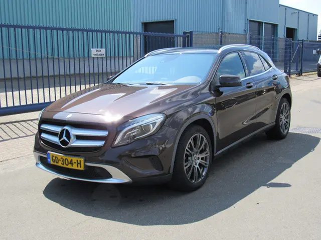 Mercedes-Benz GLA 250 Ambition Pano/Camera 2015 Benzine