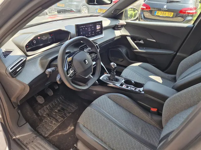 Peugeot 2008 1.2 PureTech Allure 2024 Benzine 9