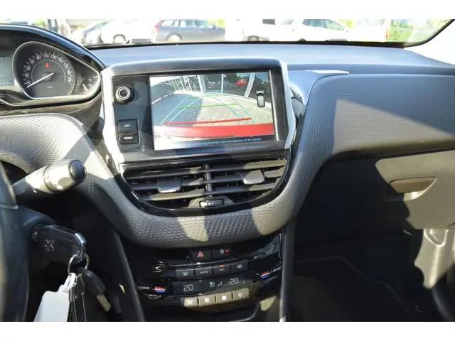 Peugeot 208 1.2 PureTech Allure panoramadak 2019 Benzine 16