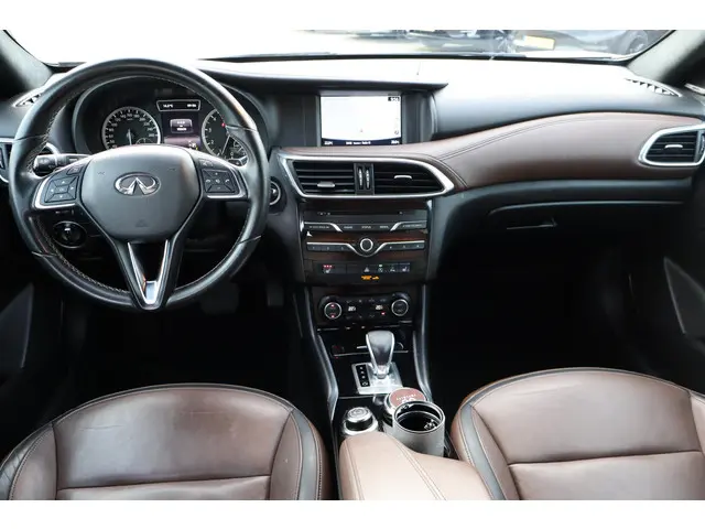 Infiniti Q30 1.6t Premium Tech 2016 Benzine 2