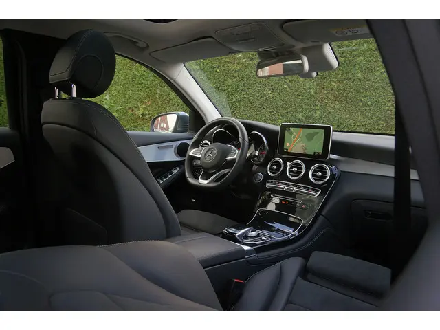 Mercedes-Benz GLC GLC 300 4M AMG line 2018 Benzine 24