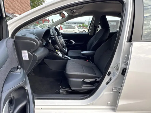 Toyota Yaris 1.5 Hybrid Active 2022 Hybride Benzine 8