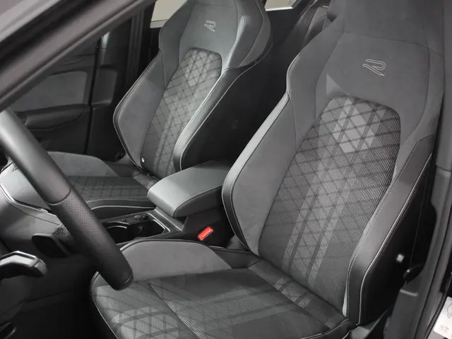 Volkswagen Golf 1.5 eTSI 150pk DSG R-Line 2024 Benzine 9