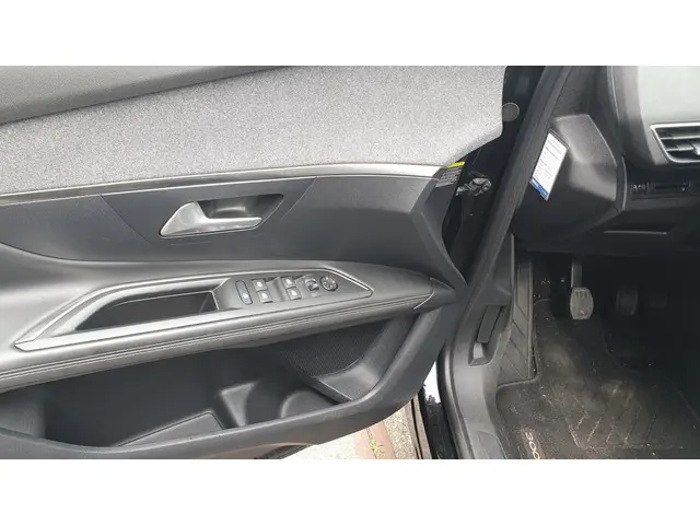Peugeot 3008 1.2 PureTech Allure 2017 Benzine 16